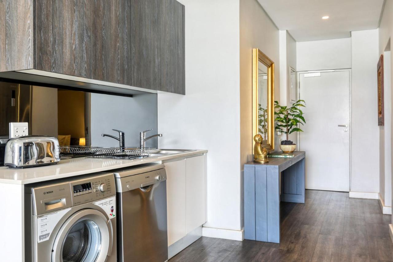 Backup-Powered Classic Luxury Apartment Cape Town Bagian luar foto